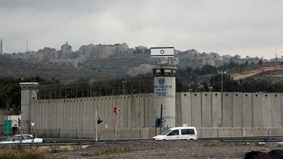 İsrail hapishanesindeki 17 yaşındaki Filistinli çocuk hayatını kaybetti