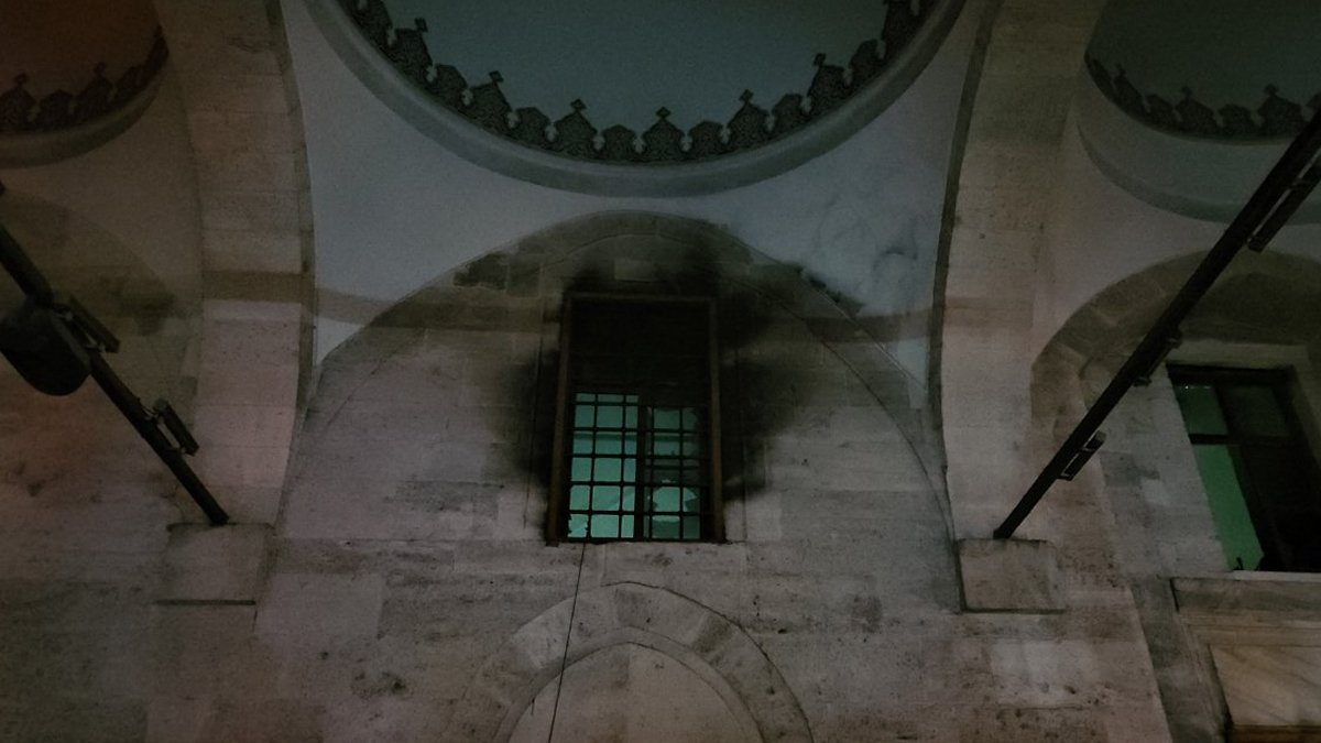 Tarihi Molla Çelebi Camii'nde yangın
