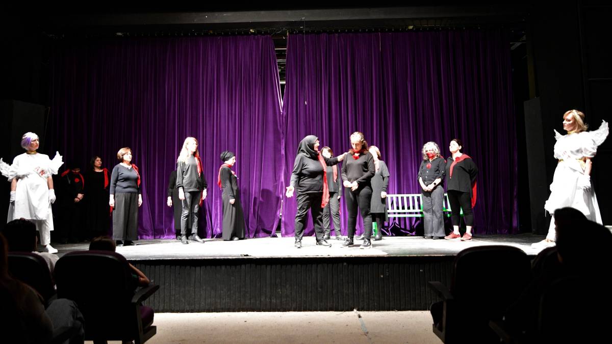 Bornova’da kadınlar sahneye çıktı, sessizliği bozdu! "Sus Duymasın!" Çamdibi’nde büyük ilgi gördü