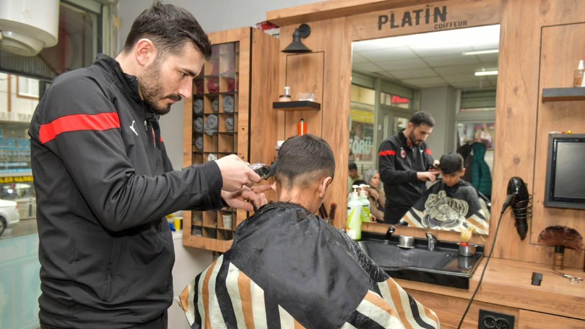 İlçede örnek bir proje daha... Esenyurt Belediyesinden yetim çocuklara ücretsiz berberlik hizmeti!