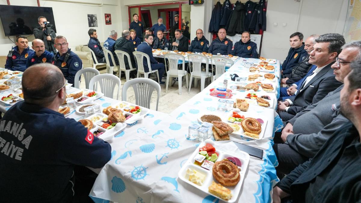Başkan Zeyrek, itfaiye personeli ile sahurda buluştu