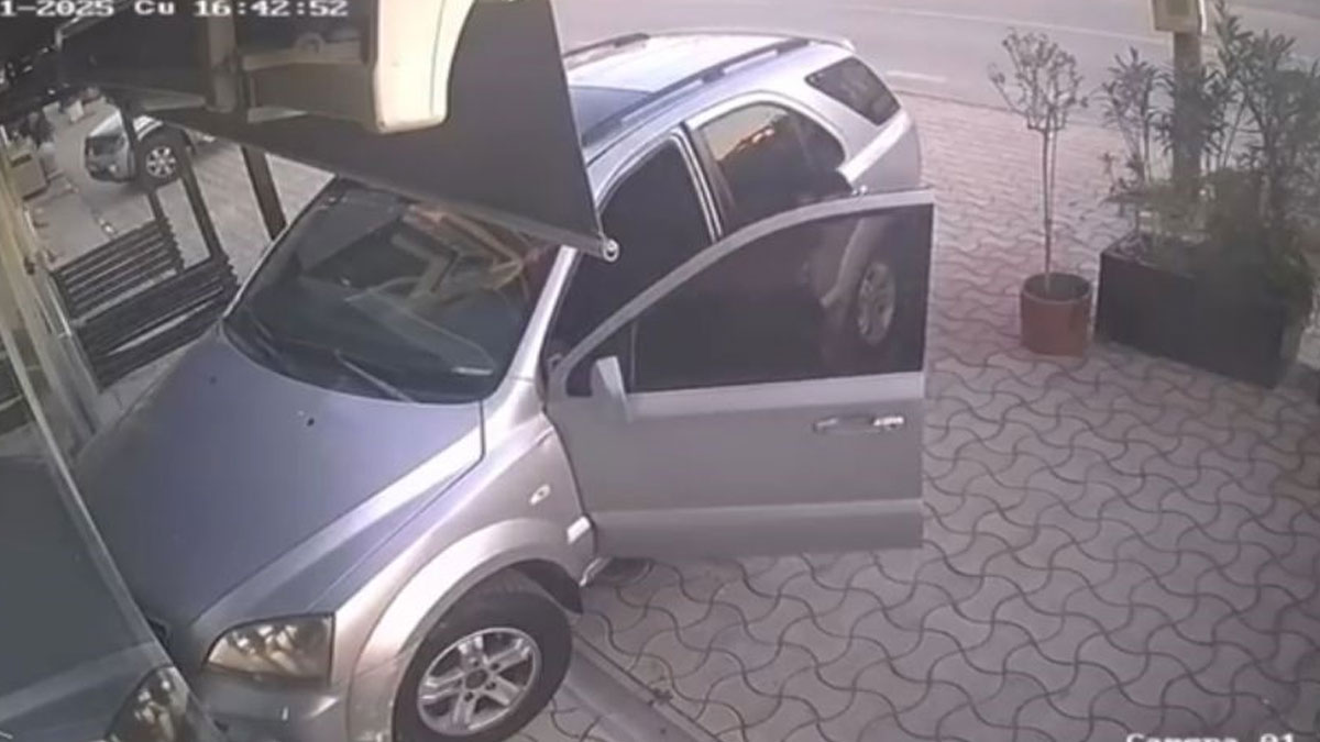 35 binden 90 bin liraya çıkarmak istedi... Kirayı artıramayınca kuaför dükkanına otomobille daldı