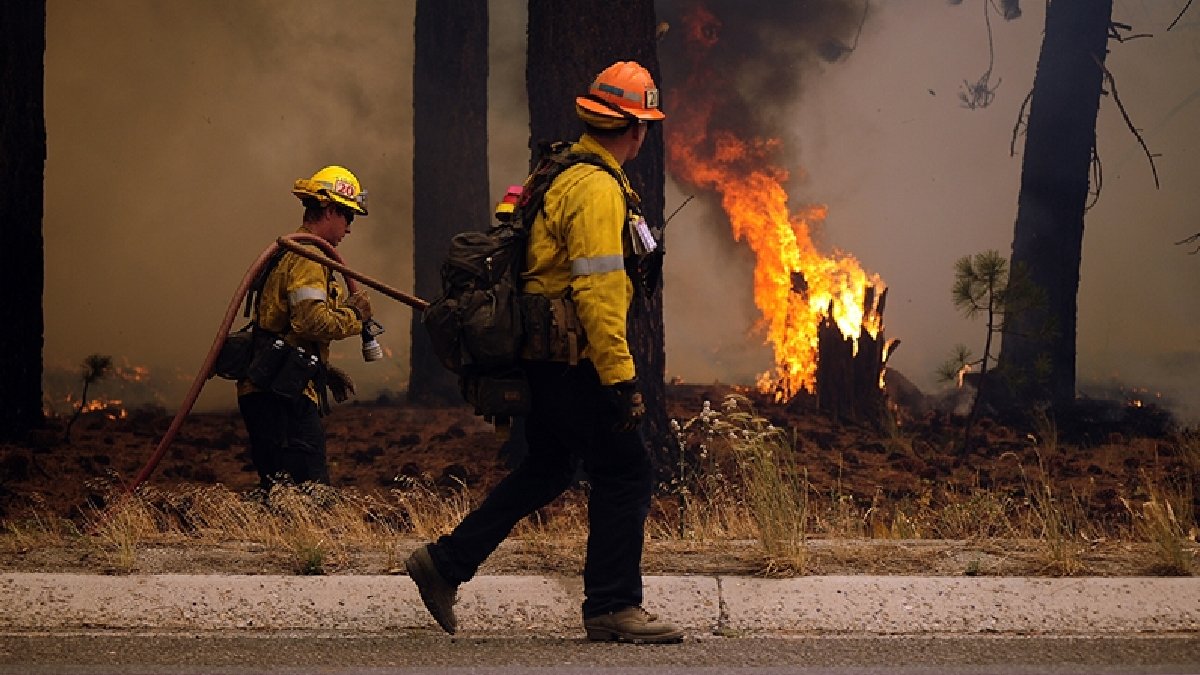 ABD’de yangınla mücadele günlerdir sürüyor: 4 bin dönüm kül oldu