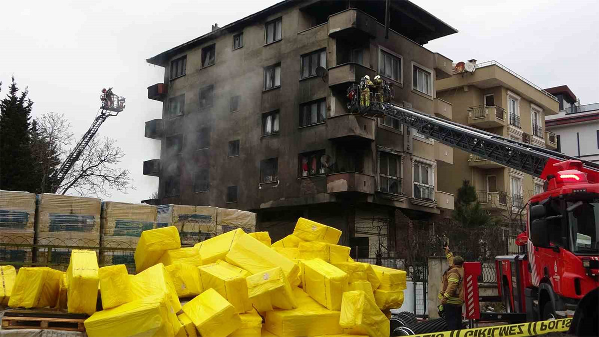 Pendik’te inşaat deposunda yangın: Alevler 4 katlı binaya sıçradı