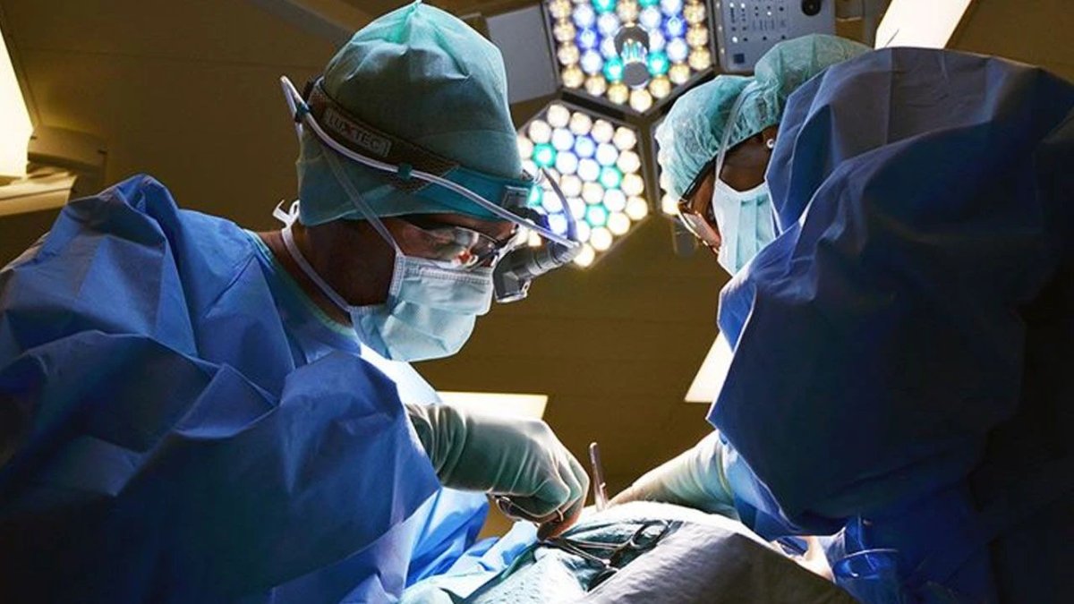 Ayağı şişti ve yürümekte zorlanmaya başladı! Nedenini öğrenince şaşkına döndü: Hemen ameliyatla aldılar