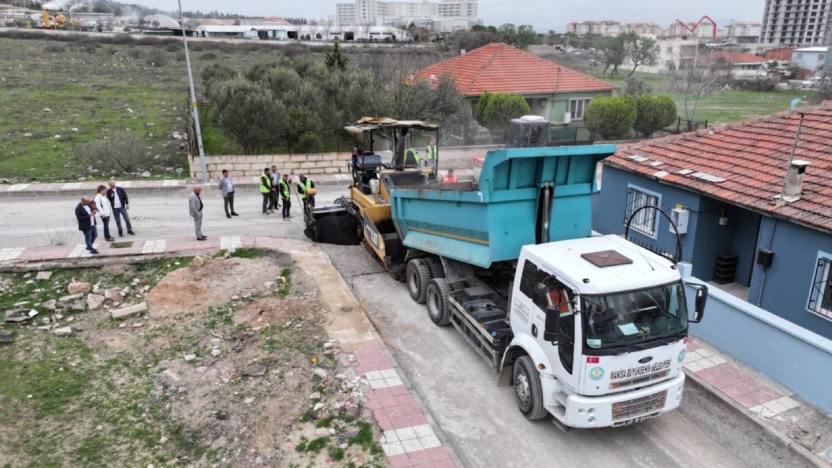 Büyükşehir, Turgut Özal Mahallesi’nin yollarını yeniliyor
