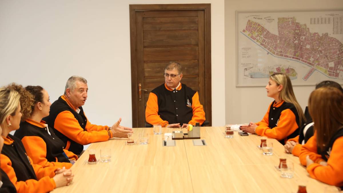 Güzelbahçe Gençlik’ten Başkan Tugay’a ziyaret