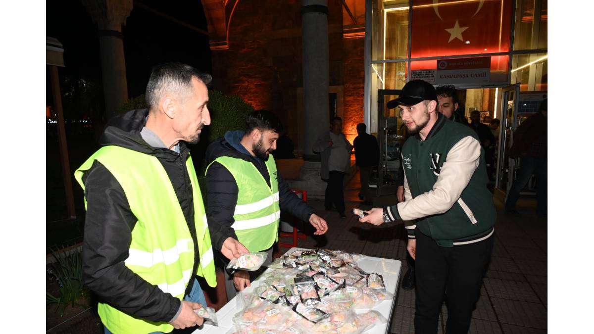 Bozüyük Belediyesinden Kadir Gecesi’nde lokum ikramı