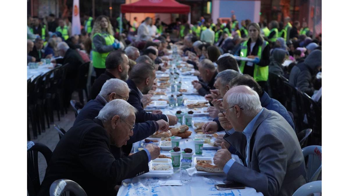 Cumhuriyet Meydanı'ndaki  iftar sevincine binlerce kişi katıldı