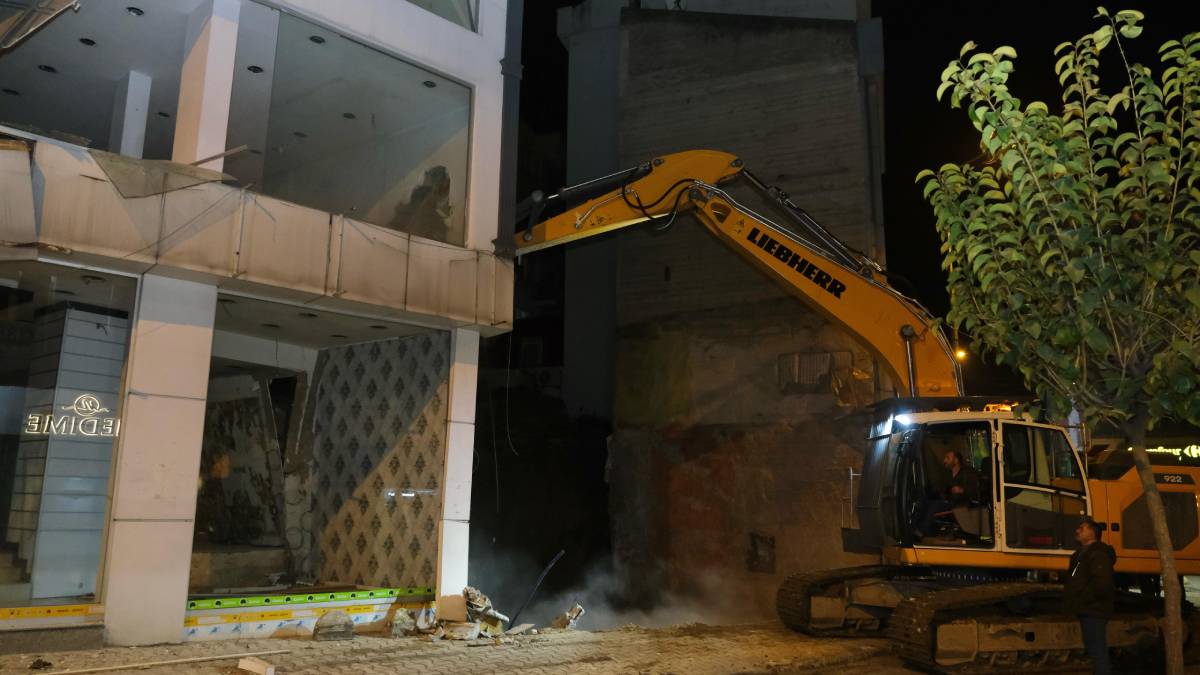 Çökme tehlikesi bulunan bina yıkıldı