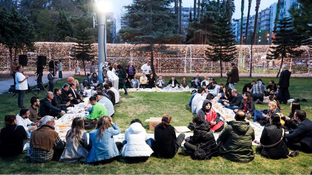 CHP Adana İl örgütü yeryüzü sofrası iftarı düzenledi