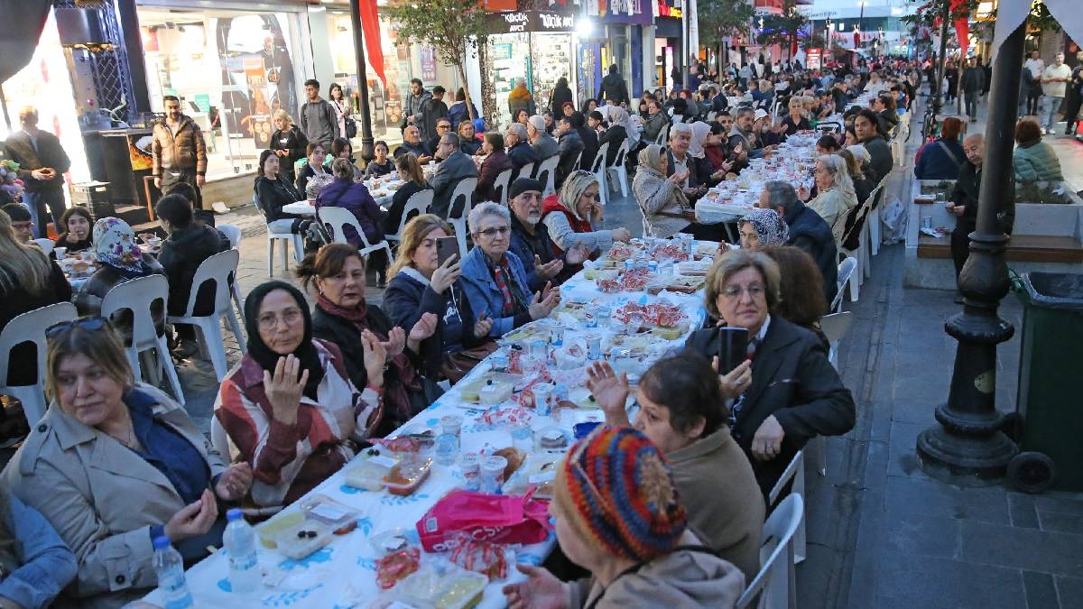 Karşıyaka Çarşısı’nda 4 bin kişilik bereket sofrası!