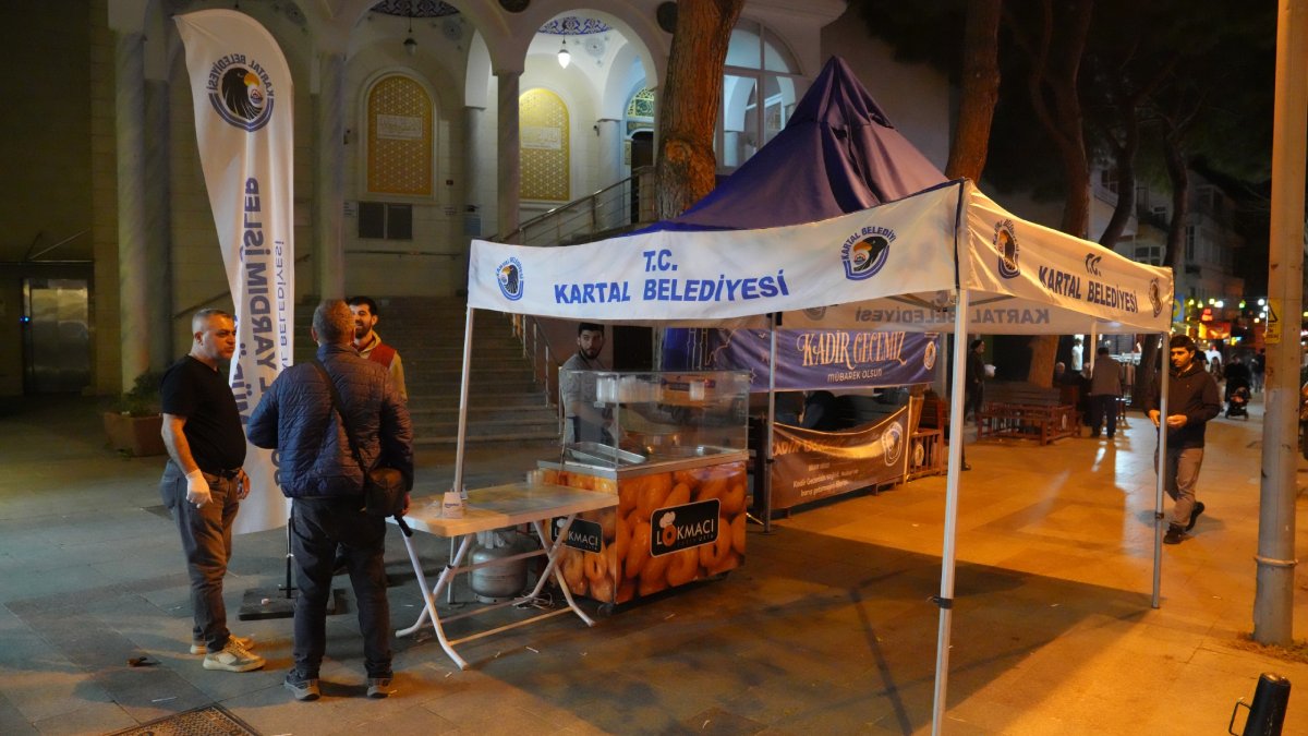 Kartal Belediyesinden Kadir Gecesi dolayısıyla vatandaşlara lokma ikramı