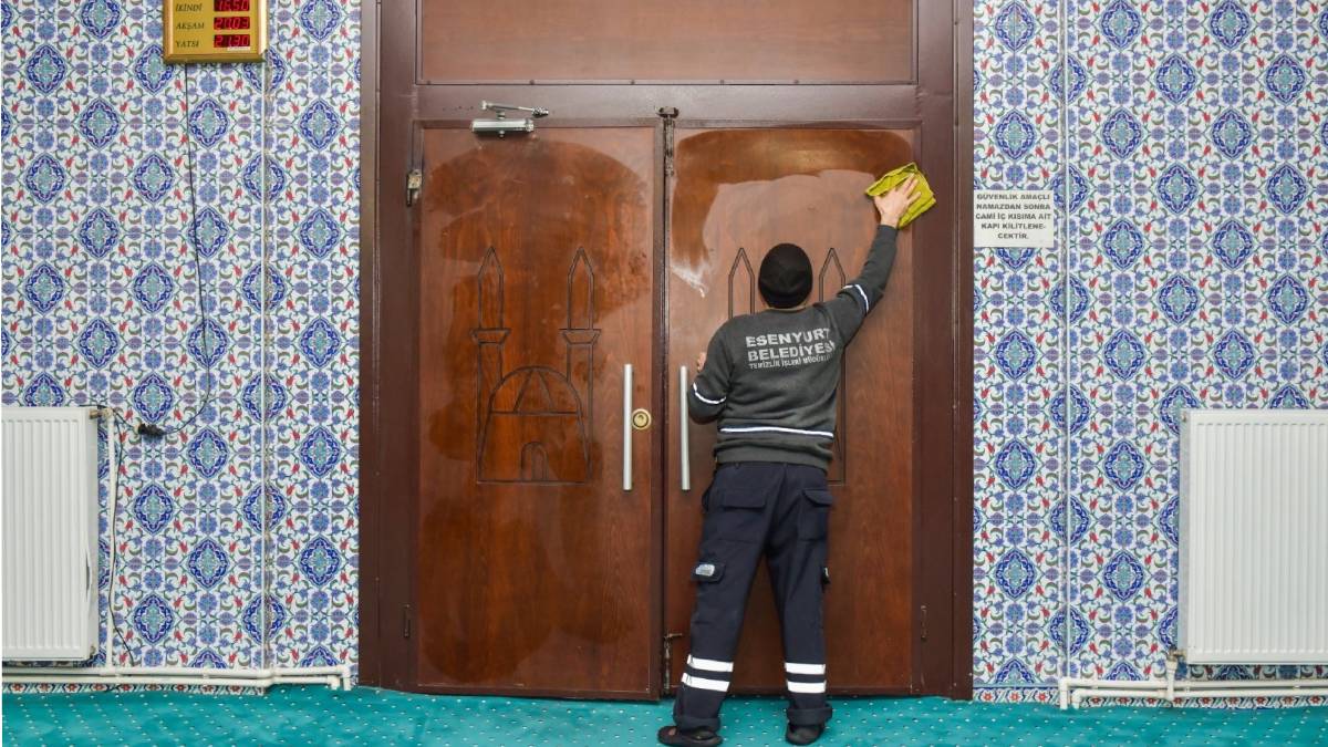 Esenyurt Belediyesinden camilerde bayram temizliği