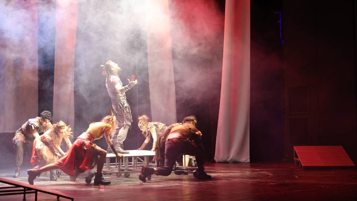 “Anka Kuşların Yolculuğu” oyunundan muhteşem başlangıç