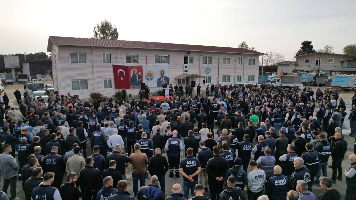 Başkan Karalar, Büyükşehir çalışanlarıyla bir araya geldi; Ramazan Bayramı’nı kutladı
