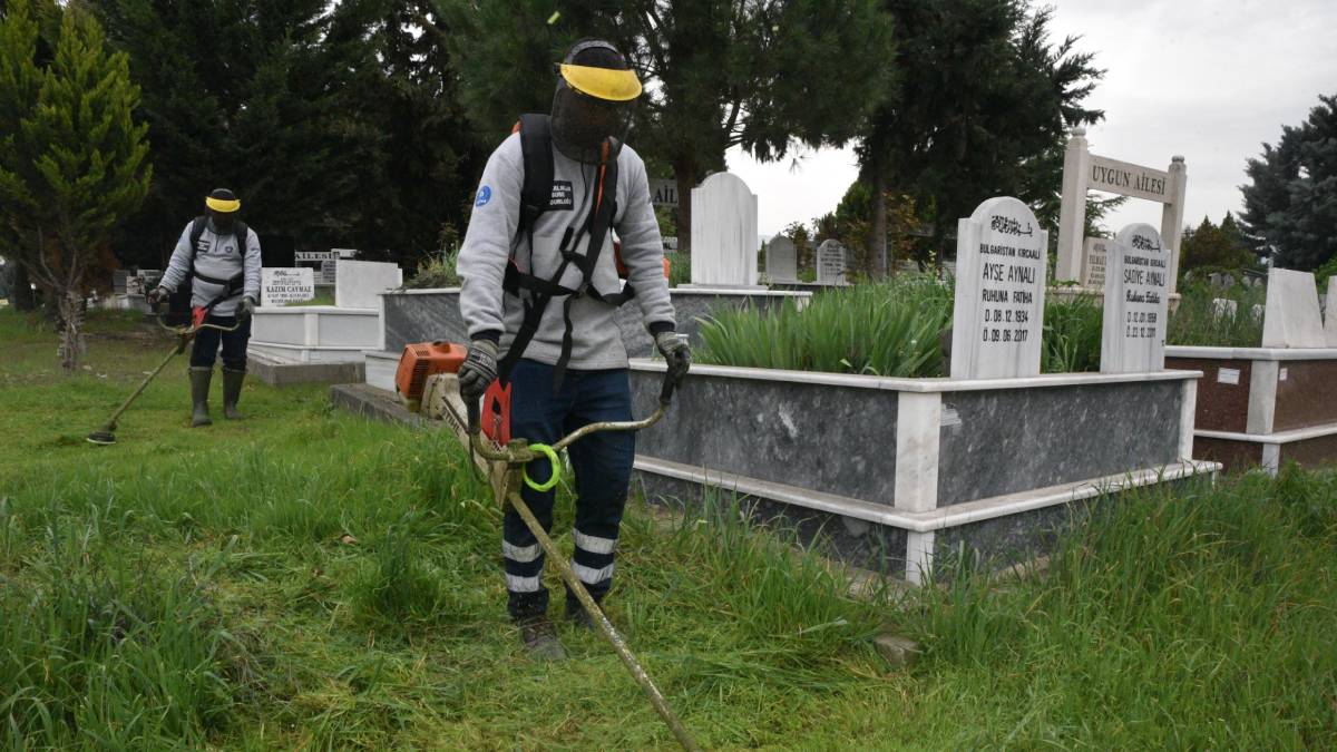 Bursa’da mezarlıklar bayrama hazır