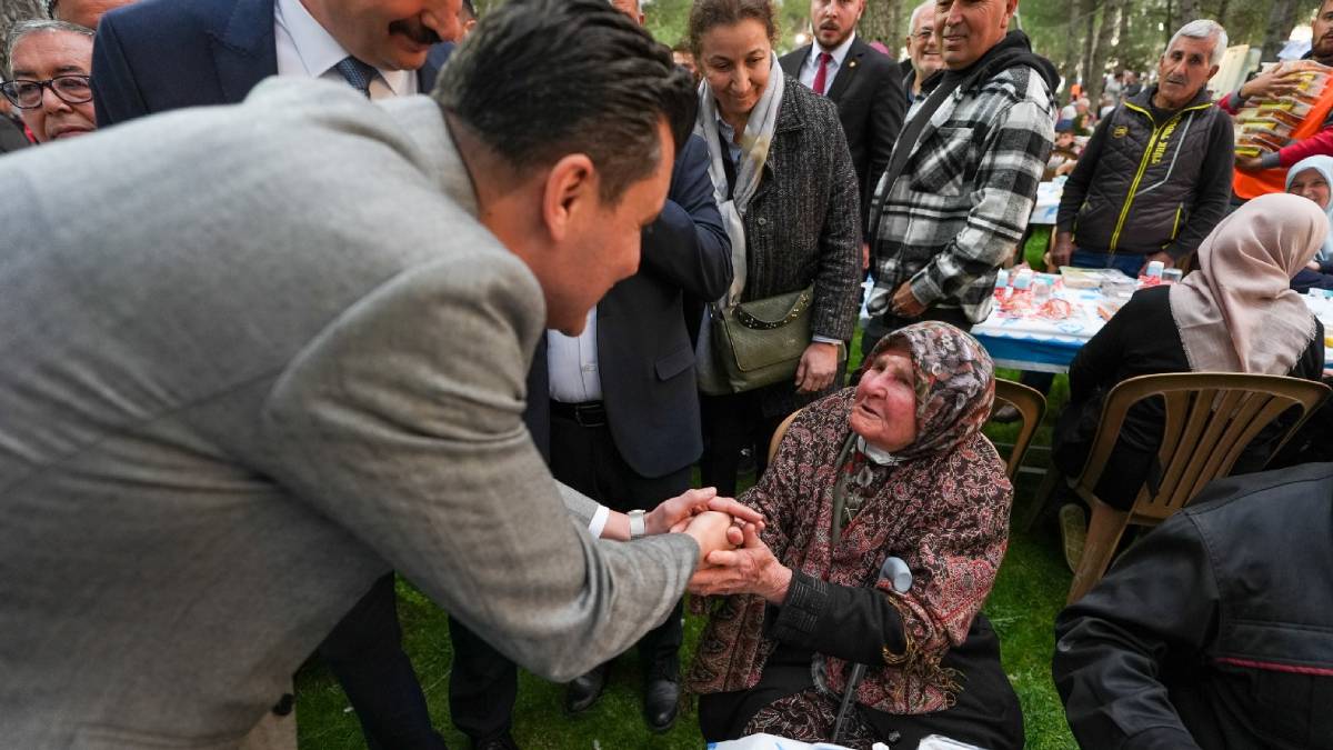 Başkan Zeyrek, Kadir Gecesi’nde Kula’da gönül sofrasına katıldı