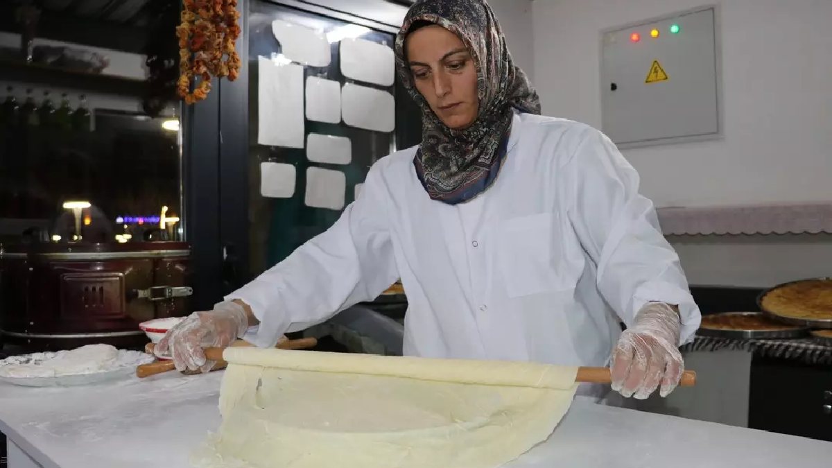 Ev hanımları yapıyor, yoğun talep görüyor! Bayram öncesi hummalı çalışma: Gelen eli boş dönmüyor