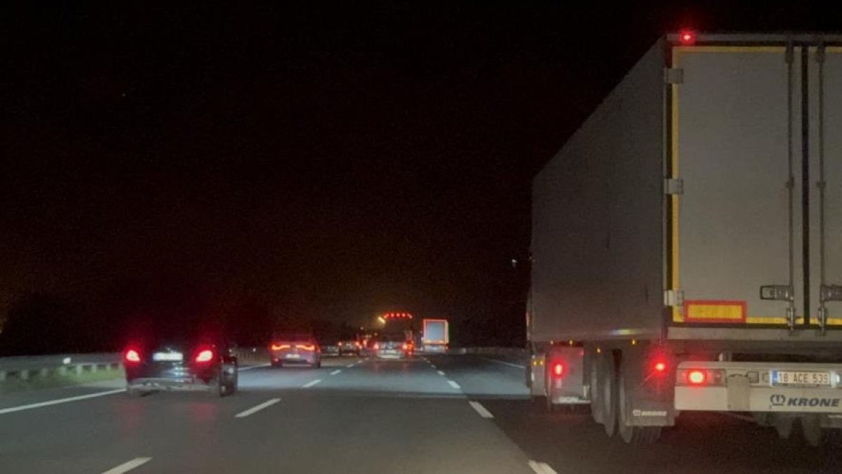 Bayram tatilini uzatmak isteyenler yola çıktı: Otoyolda yoğunluk oluştu