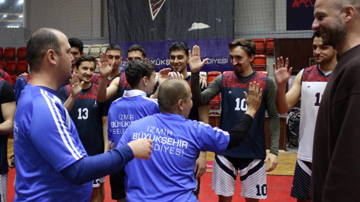 Özel gereksinimli bireylere Erkek Basketbol A Takımı oyuncularından sürpriz! Bayram coşkusunu birlikte yaşadılar