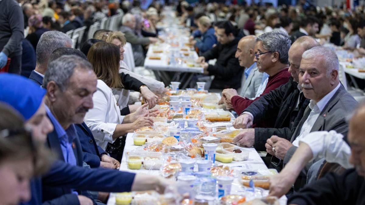 Büyükşehir'in iftar sofrası bu kez Karabağlar'da kuruldu