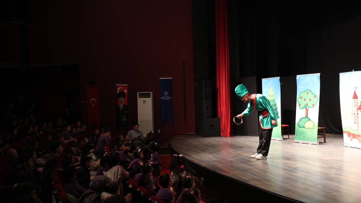 Başkan Çerçioğlu her yaştan Aydınlıyı tiyatro gösterileri ile buluşturdu