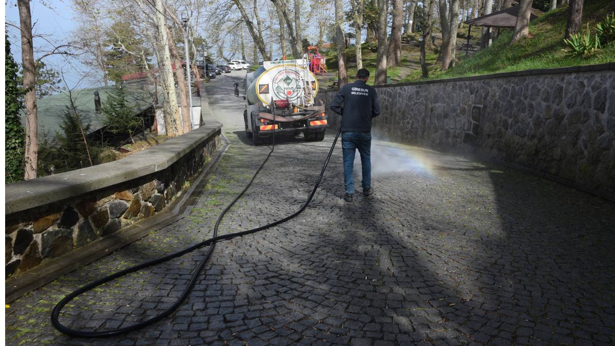 Kalenin giriş ve çıkış yolları yıkandı