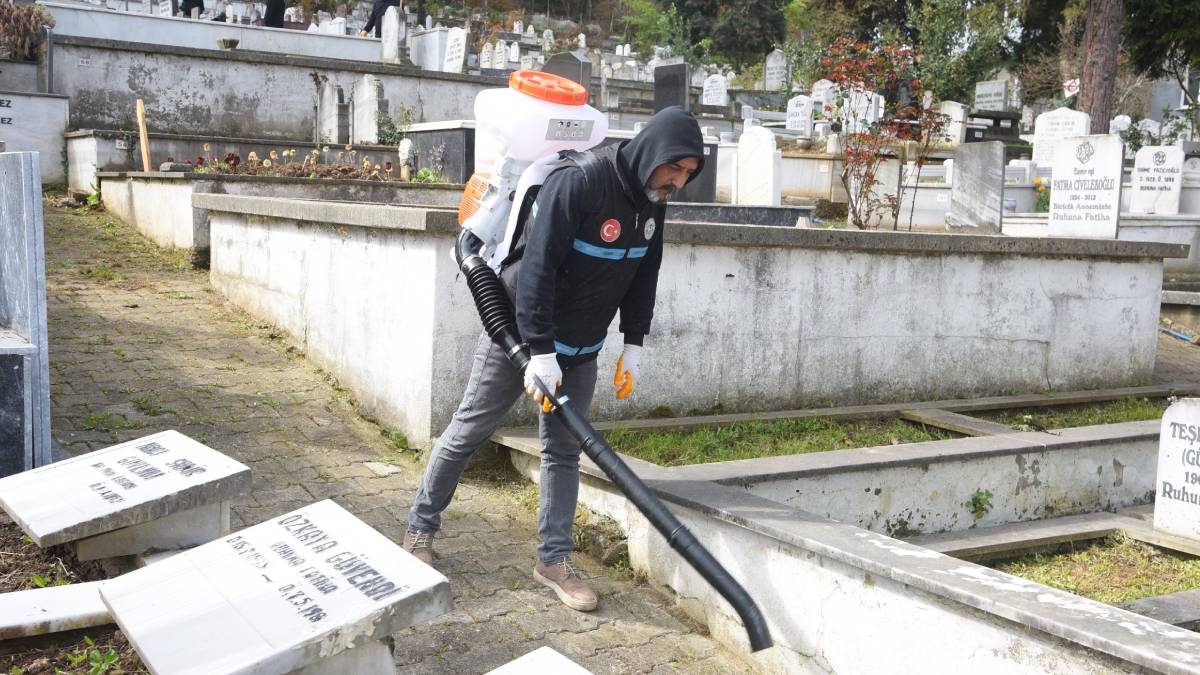 Mezarlıklar bayrama hazırlandı