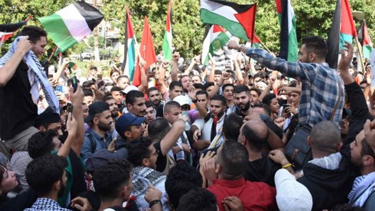 Şam'da, İsrail saldırılarına tepki gösteren halk protesto düzenledi