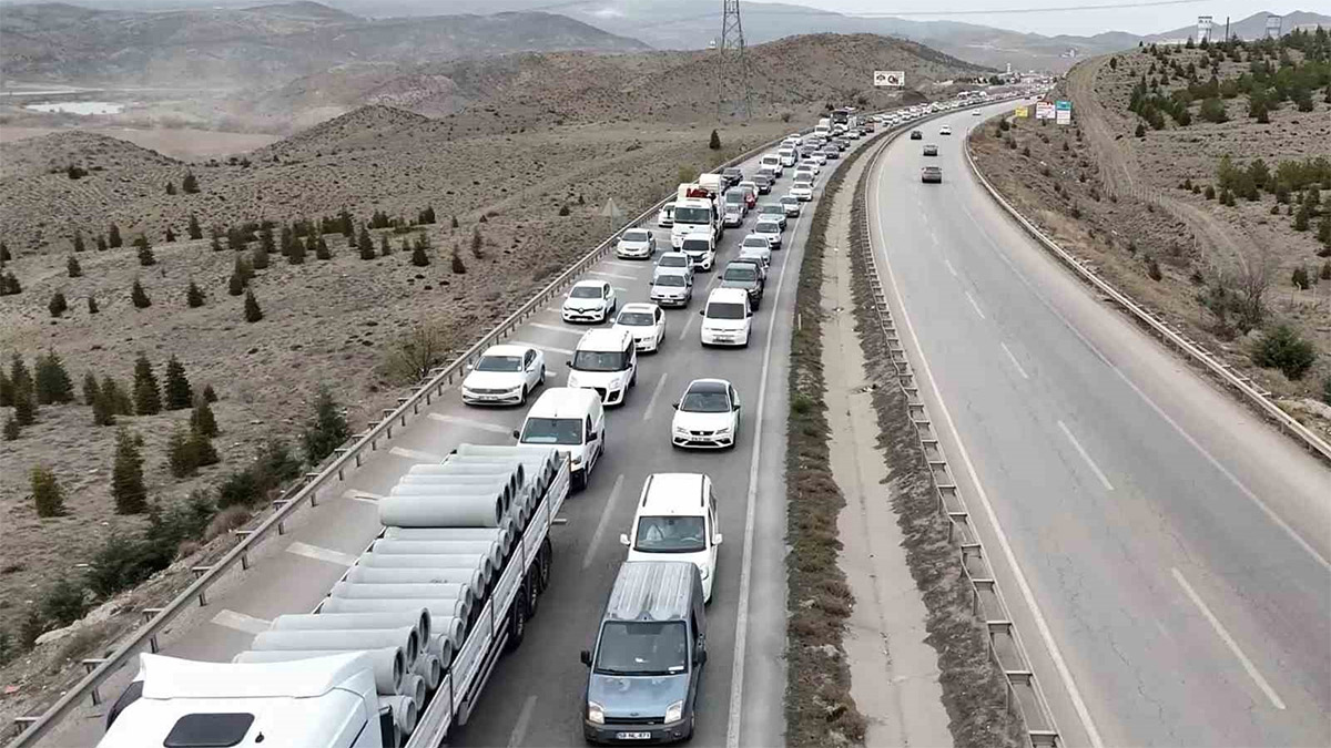Bayram göçü başladı! 43 ilin geçiş güzergahında trafik kilit