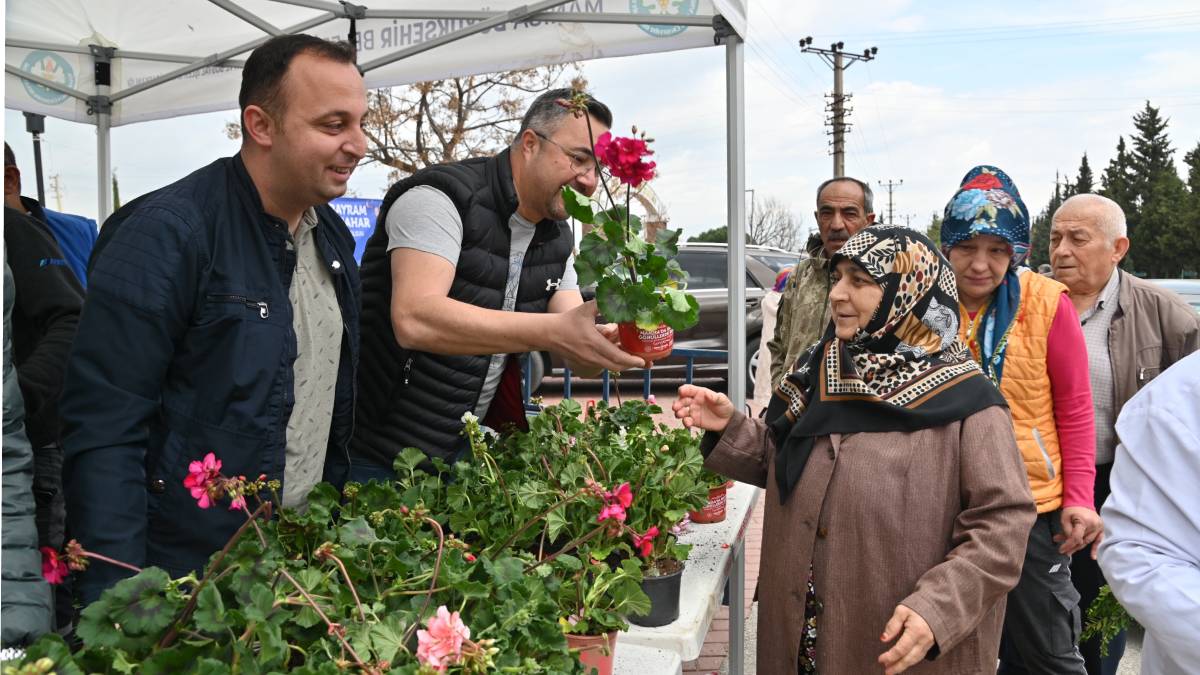 Arife günü mezarlıklarda çiçek dağıtımı yapıldı