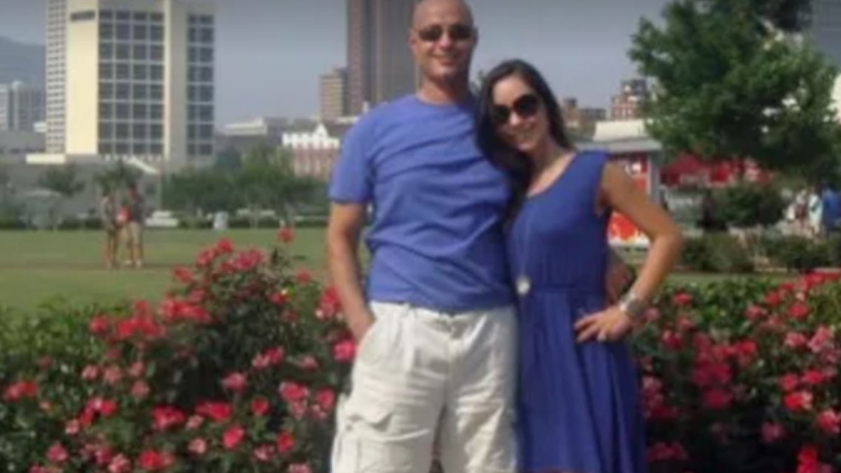 Eski Bloomberg yöneticisi, eşi ve kızıyla malikanesinde ölü bulundu