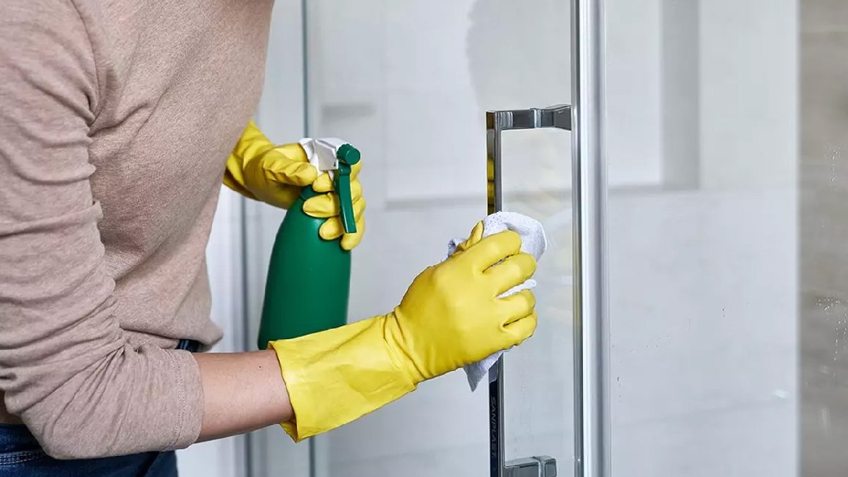 Duşakabini olan hemen denesin! Kireç ve su lekesinden eser kalmıyor: İlk günkü gibi parlatın!