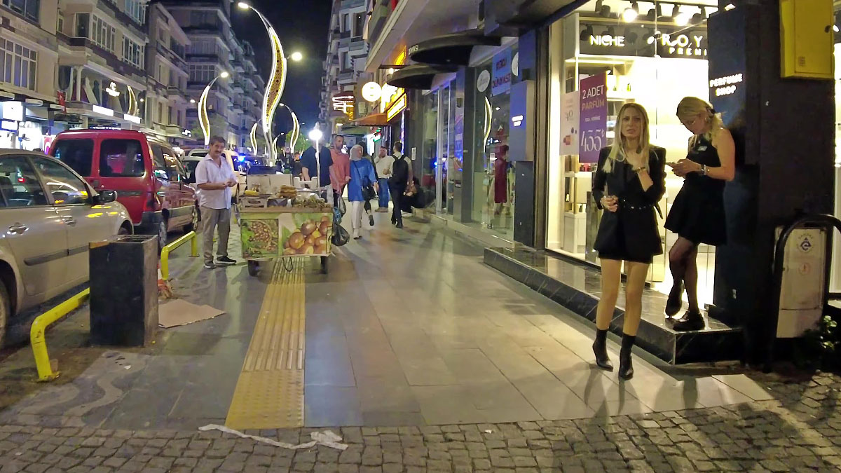 Bu caddeye dikkat: Samsun'un gizli takas cenneti keşfedildi! Para harcamadan alışverişin sırrı burada