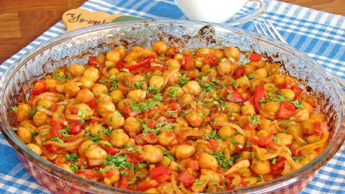 Fırında pişer bize de düşer! Yapımı çok basit: Az malzemeli bol lezzetli! İşte nohut tava tarifi…