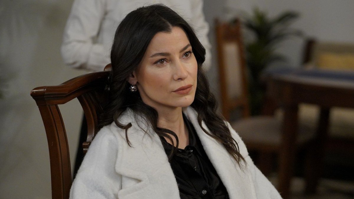 Müjde Uzman, Kral Kaybederse dizisinin kadrosunda