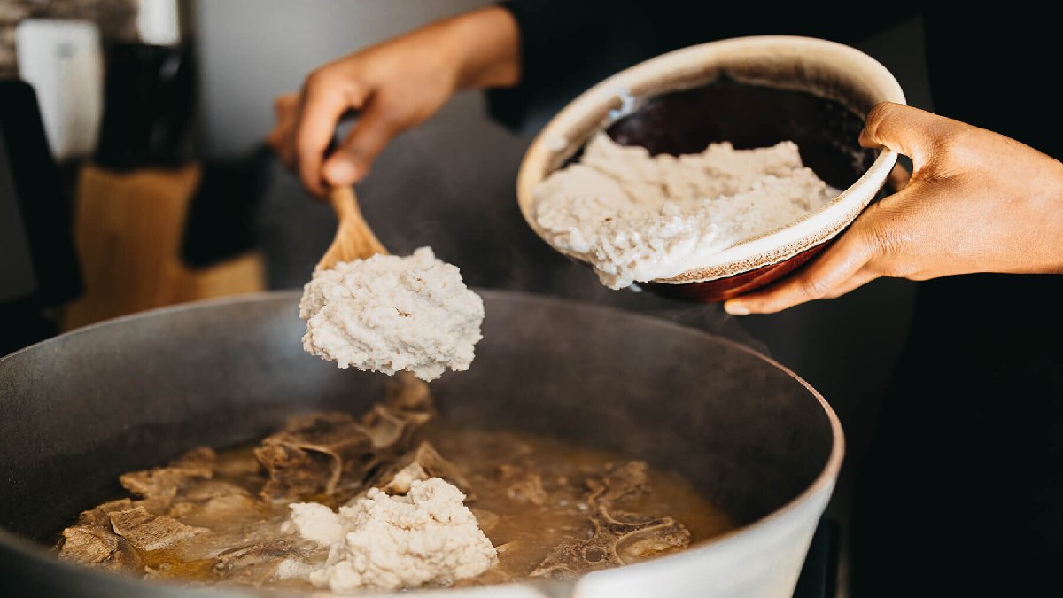 ‘Ulusal lezzet’ olarak biliniyor, tadına bakmayan kalmayacak! Yer fıstığı, et, acı yapraklar… Tadı dünyaya açılıyor