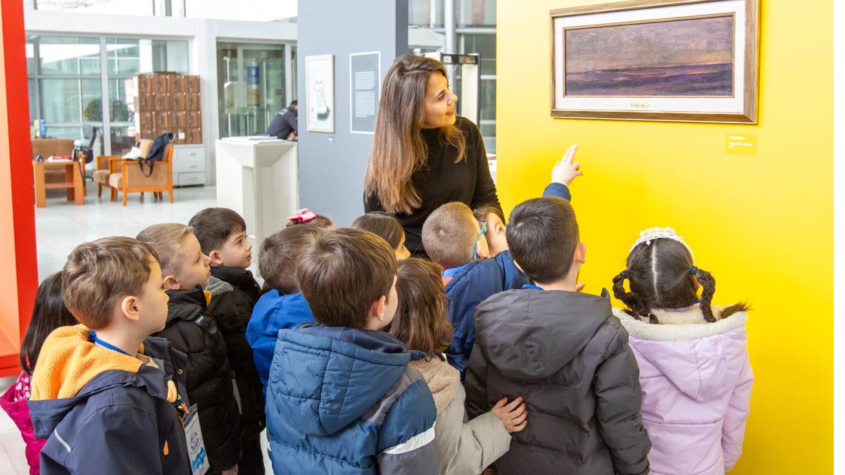 ‘Resimlerden Resim Beğen Sergisi’ne miniklerden ziyaret