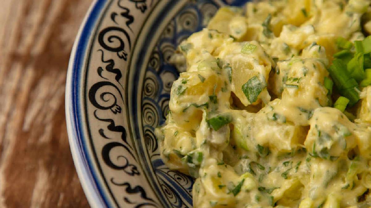 Çay saatleri şimdi daha da keyiflenecek! Klasiği tahtından eden tarif: İşte hardallı yoğurtlu patates salatası