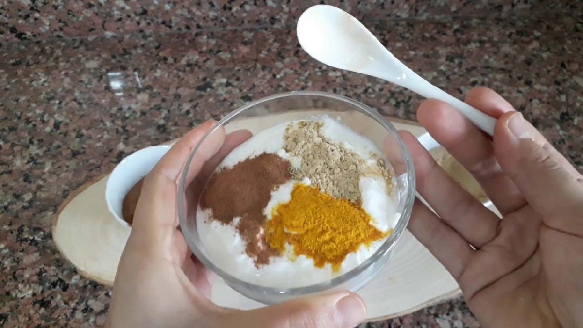 Beyni motor gibi çalıştıran tarif! Yoğurdun içine yarım çay kaşığı ekleyin: Hafızayı ve konsantrasyonu güçlendiriyor!