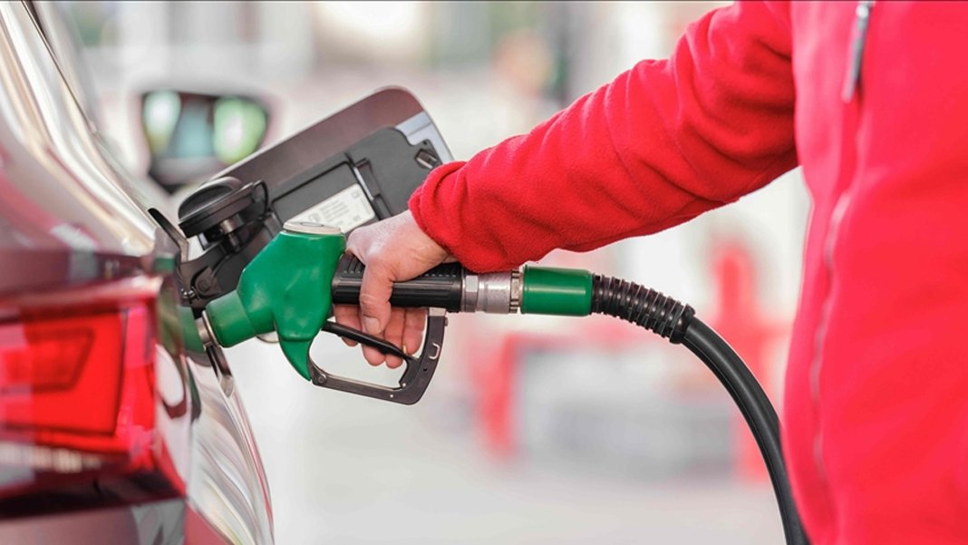 Akaryakıtta indirimler peş peşe! Benzine bir indirim daha geliyor