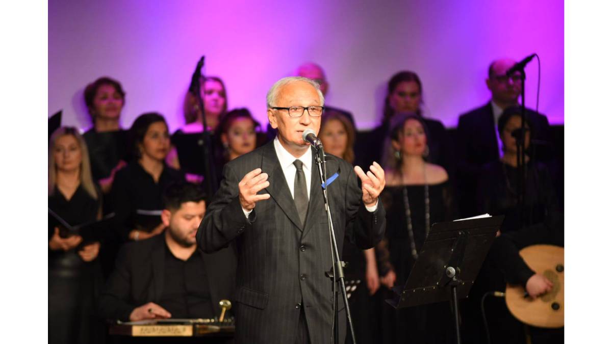 Avni Anıl şarkılarıyla dolu konser muhteşem geçti