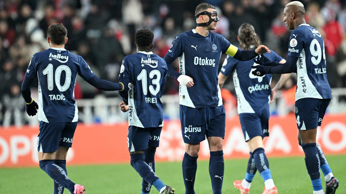 Kanarya'dan yakın takip: Fenerbahçe Sivas'ta 3-1 kazandı. 3 puan farkla Galatasaray'ı takip etti