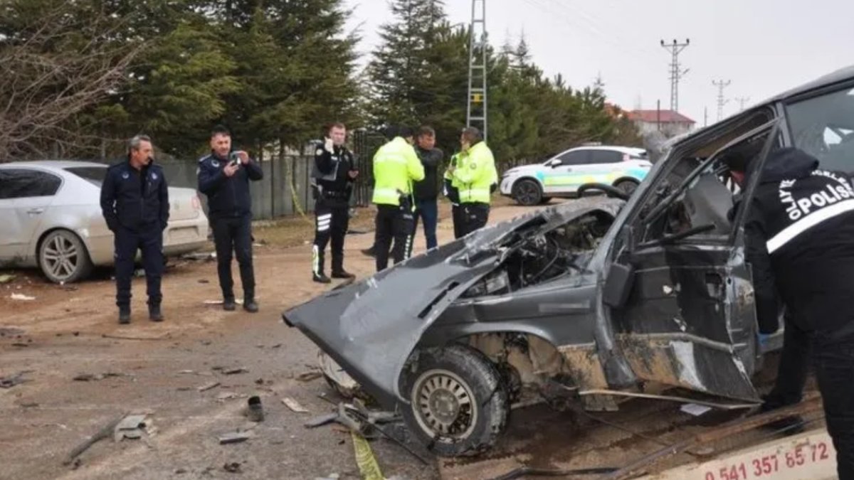 Kahramanmaraş'ta feci kaza... Otomobil kağıt gibi ezildi: 3 ölü, 2 yaralı