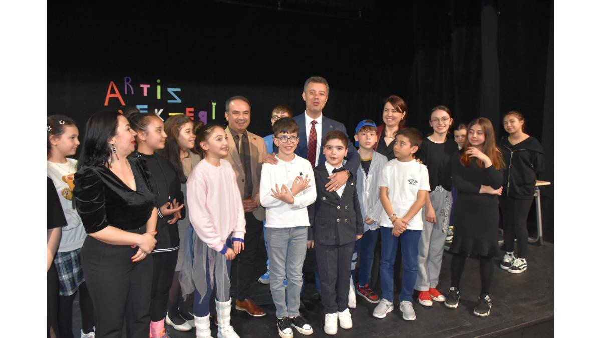 Başkan Sarıkurt`tan küçük tiyatroculara tebrik