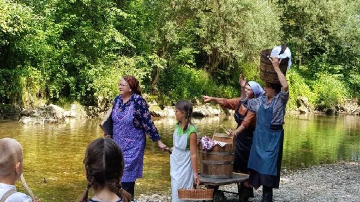 Asla deterjan kullanılmıyor, çamaşırlar yıllarca taş gibi kalıyor! Sadece su ile çamaşırların rengi korunuyor