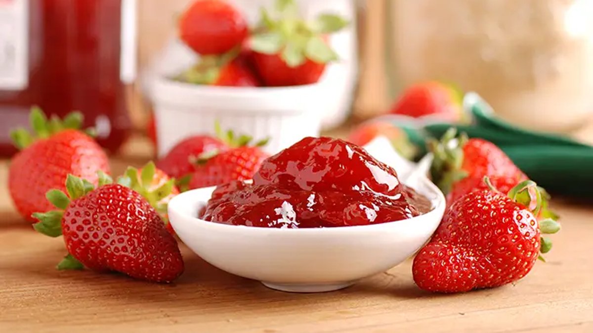 Sır gibi saklanan reçel tarifi: Bu yöntemle çilek reçeliniz asla şekerlenmeyecek!