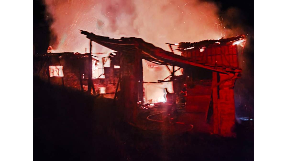 Gece saatlerinde çıkan ev yangınına müdahale edildi