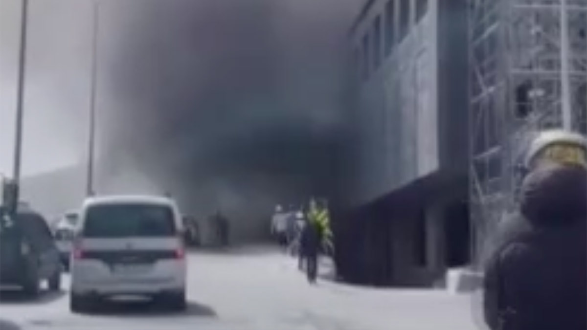 Küçükçekmece’de tadilat yapılan binada yangın: 3 işçi dumandan etkilendi